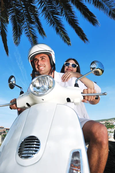 滑板车享受夏天 t 上快乐年轻爱夫妇的肖像 — 图库照片