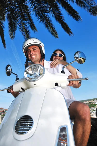 滑板车享受夏天 t 上快乐年轻爱夫妇的肖像 — 图库照片