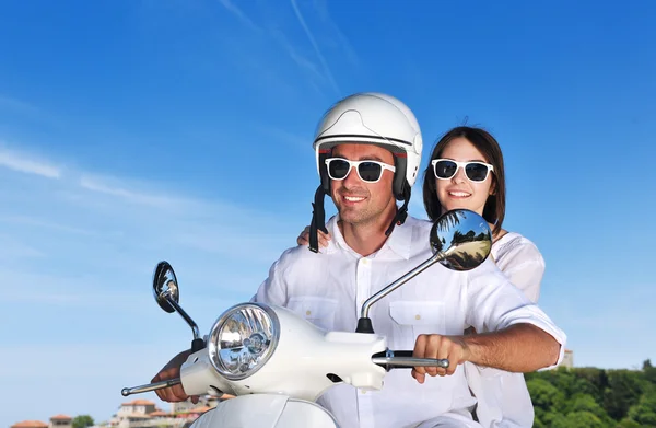 Ritratto di felice giovane coppia d'amore su scooter godendo estate t — Foto Stock