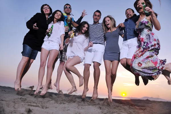 Группа молодых людей наслаждается летней вечеринкой на пляже — стоковое фото