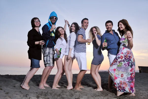 Gruppo di giovani godere di festa estiva in spiaggia — Foto Stock