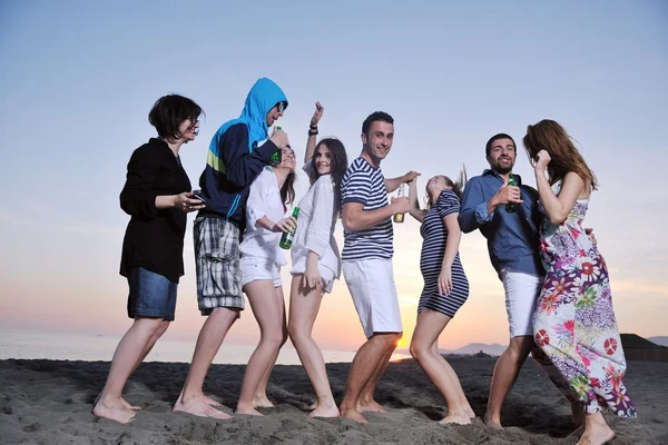 젊은 그룹 해변에서 여름 파티를 즐길 수 — 스톡 사진