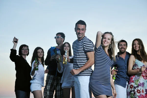 Groupe de jeunes profiter de la fête d'été à la plage — Photo