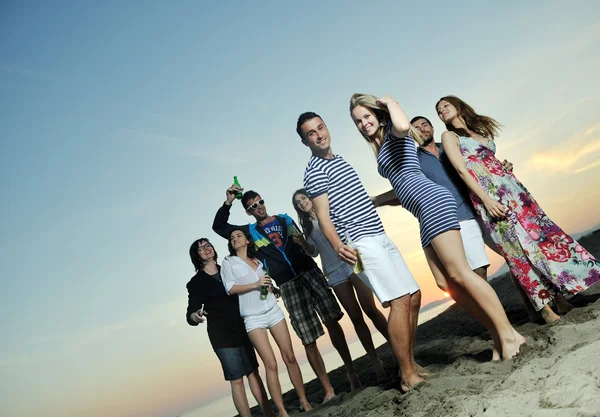 Група молодих насолоджується літньою вечіркою на пляжі — стокове фото