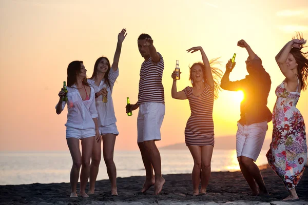 Tineri fericiti se distreaza pe plaja — Fotografie, imagine de stoc