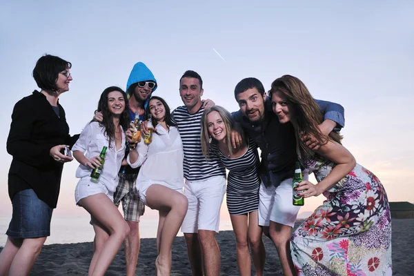若者のグループは浜の夏のパーティーを楽しむ — ストック写真