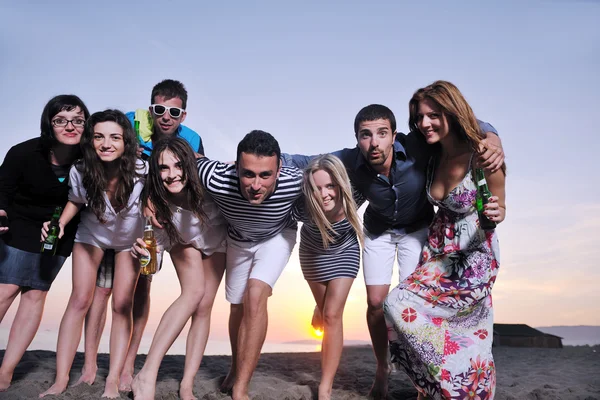 Šťastný mladý skupina se bavit na pláži — Stock fotografie