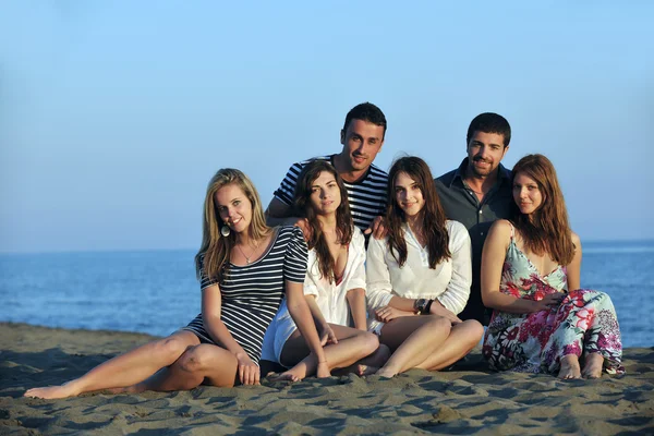 Feliz grupo joven divertirse en la playa — Foto de Stock