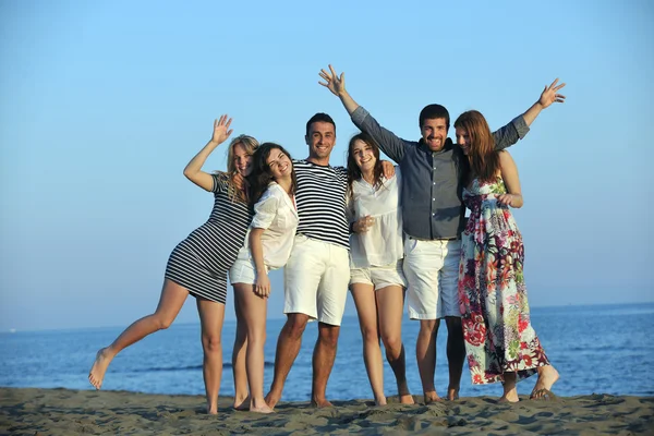 Jovem grupo feliz se divertir na praia — Fotografia de Stock