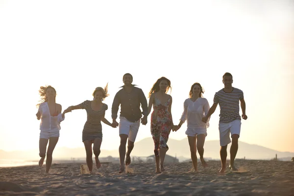 행복 한 젊은 그룹 해변에서 재미를가지고 — 스톡 사진