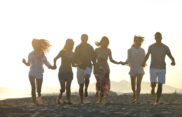 Šťastný mladý skupina se bavit na pláži — Stock fotografie