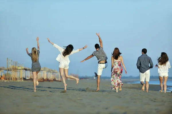 Jovem grupo feliz se divertir na praia — Fotografia de Stock