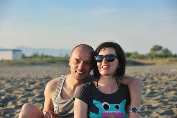 Mutlu genç çift sahilde iyi eğlenceler. — Stok fotoğraf