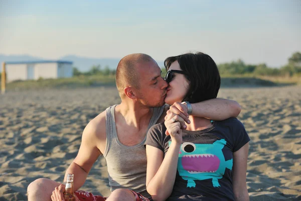 Feliz pareja joven divertirse en la playa — Foto de Stock