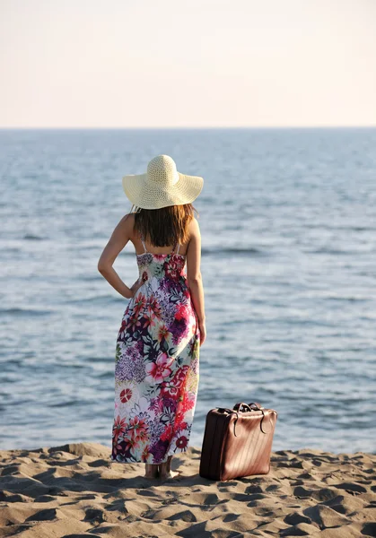 Giovane donna rilassarsi sulla spiaggia — Foto Stock