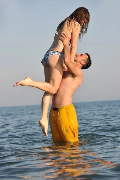 Gelukkig jong paar veel plezier op het strand — Stockfoto