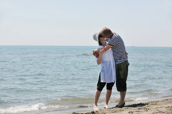 Lykkelige unge par have det sjovt på stranden - Stock-foto