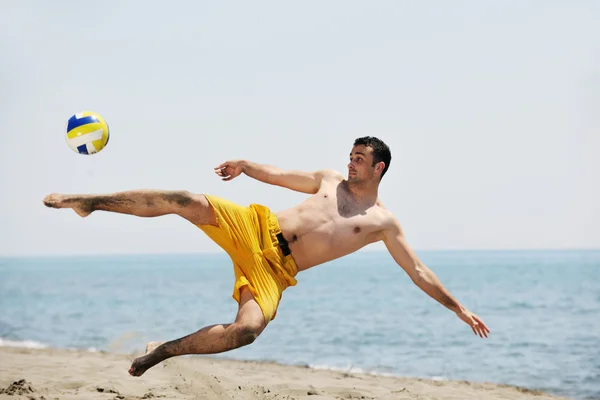 Erkek plaj voleybol oyun oyuncu — Stok fotoğraf