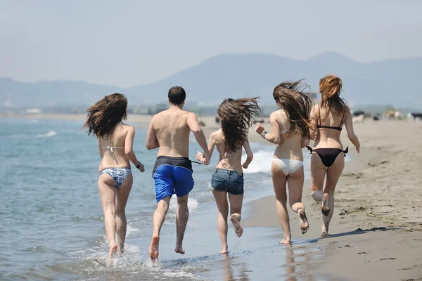 Heureux jeune groupe amusez-vous sur la plage — Photo