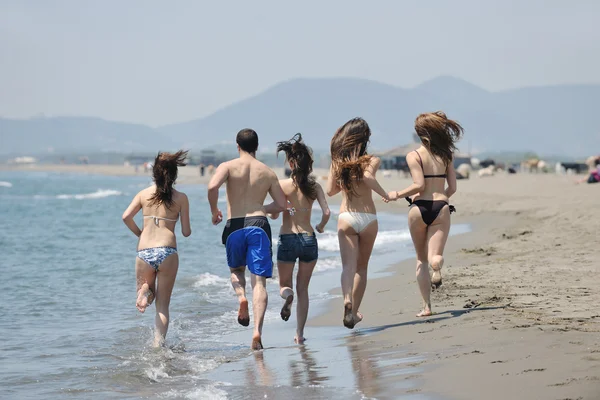 快乐年轻组乐子上海滩 — 图库照片