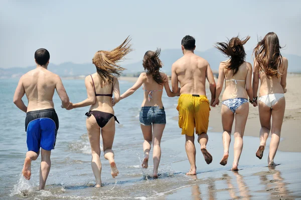 快乐年轻组乐子上海滩 — 图库照片