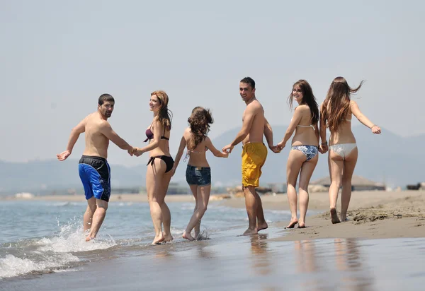 Feliz grupo joven divertirse en la playa —  Fotos de Stock