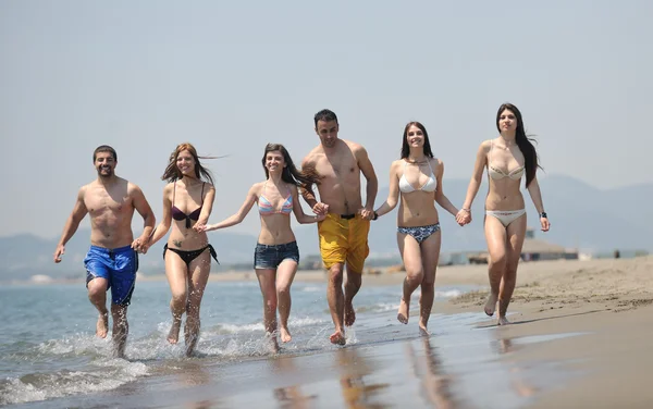 Mutlu genç grup plajda eğlence var — Stok fotoğraf