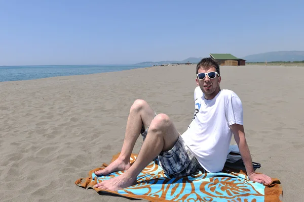 Чоловік відпочиває на пляжі — стокове фото