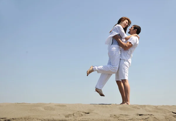 Щаслива молода пара розважається на пляжі — стокове фото