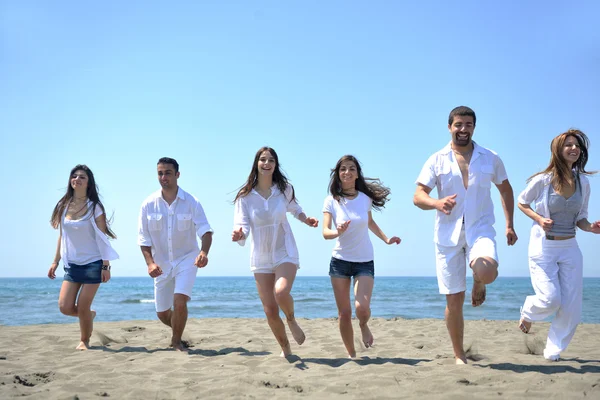 Szczęśliwa młoda Grupa zabawy na plaży — Zdjęcie stockowe
