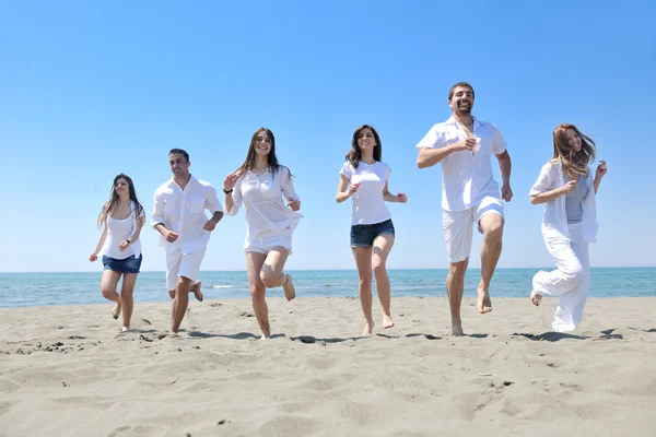 Mutlu genç grup plajda eğlence var — Stok fotoğraf