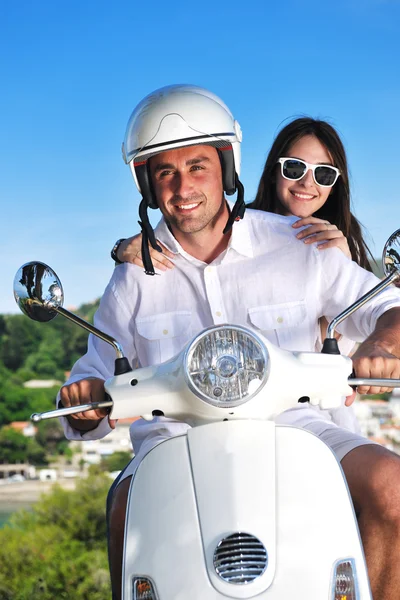 Retrato de feliz pareja de amor joven en scooter disfrutando de verano t Fotos de stock