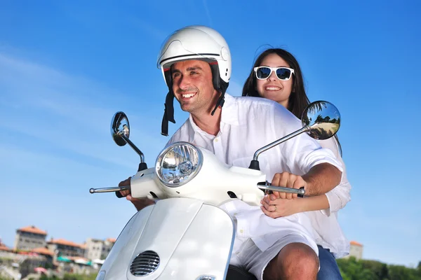 Retrato de feliz pareja de amor joven en scooter disfrutando de verano t Fotos de stock libres de derechos