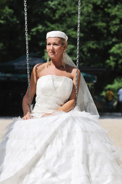 Красивая невеста на улице — стоковое фото