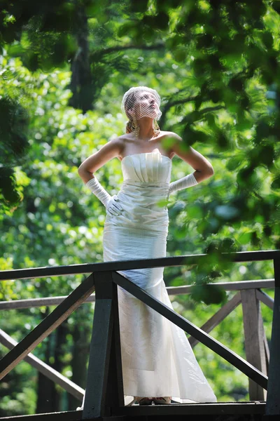 Gyönyörű menyasszony szabadtéri — Stock Fotó