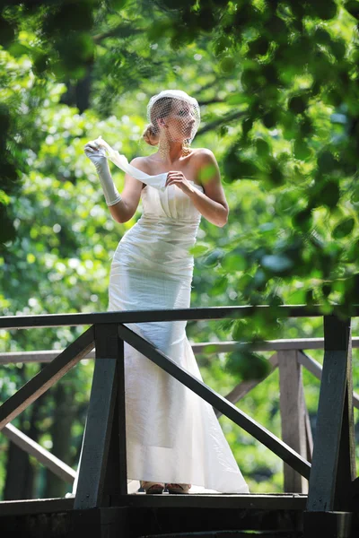美丽的新娘户外 — 图库照片