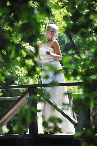 美丽的新娘户外 — 图库照片