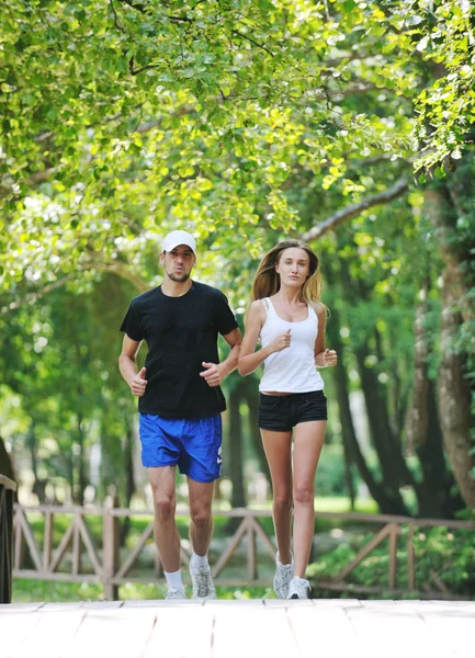 Casal jogging ao ar livre — Fotografia de Stock