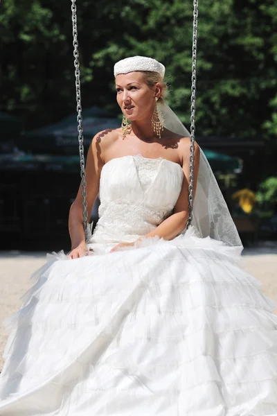 Красивая невеста на улице Стоковое Фото
