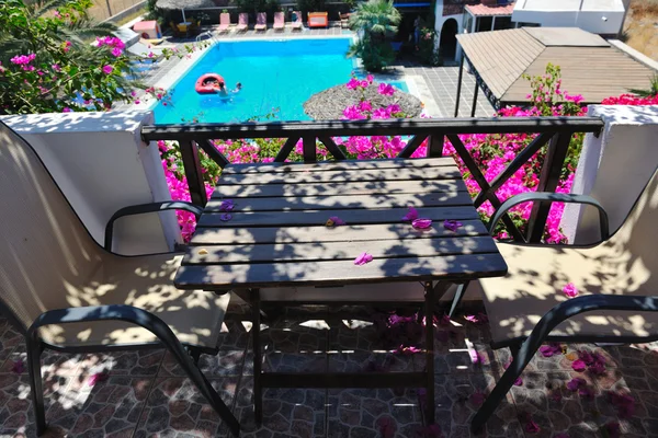 Romantische balkon met bloemen en uitzicht op het zwembad — Stockfoto