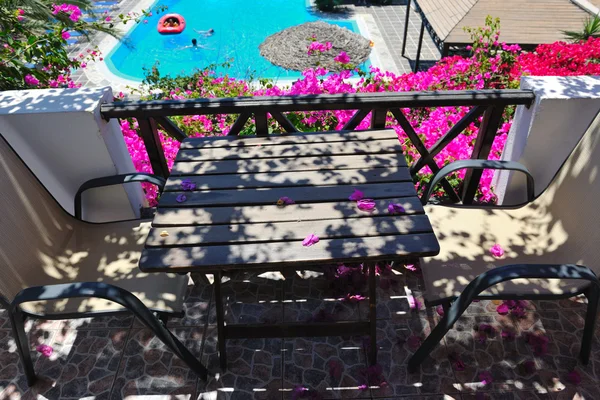 Varanda romântica com flores e vista para a piscina — Fotografia de Stock