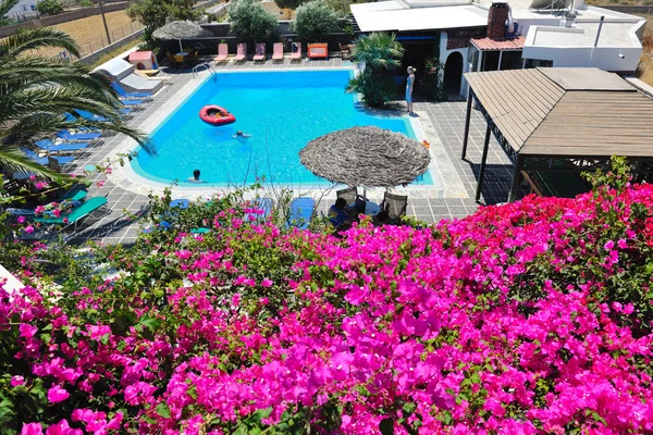 Romantyczny balkon z widokiem na basen i kwiatami — Zdjęcie stockowe