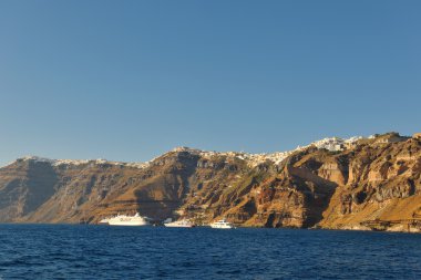 Santorini adası kıyısı ile lüks yat