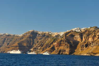 Santorini adası kıyısı ile lüks yat