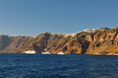 Santorini adası kıyısı ile lüks yat