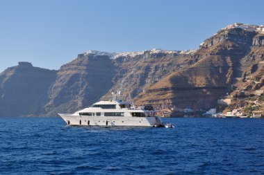 Santorini adası kıyısı ile lüks yat