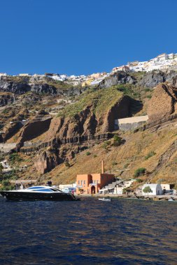 Santorini adası kıyısı ile lüks yat