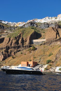 Santorini adası kıyısı ile lüks yat