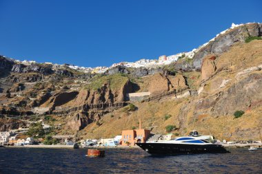 Santorini adası kıyısı ile lüks yat