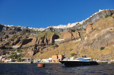 Santorini adası kıyısı ile lüks yat